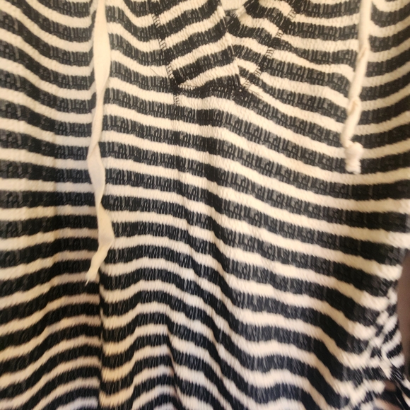 *HEIMISH USA Monochrome Striped Top Size S Euc* - Picture 2 of 4